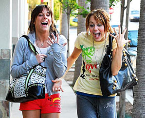 https://cms.myspacecdn.com/cms/Celebrity/Content/Home/QA/miley_mandy_022009.jpg