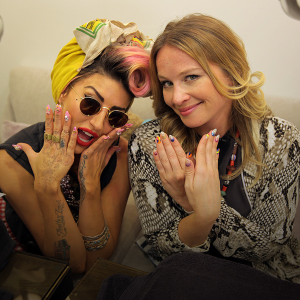 3D Nail Art With Neon Hitch