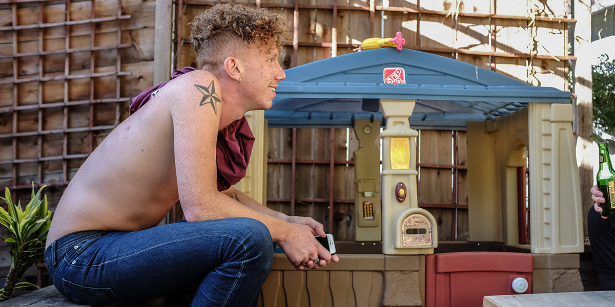 Watch Erik Hassle Perform 